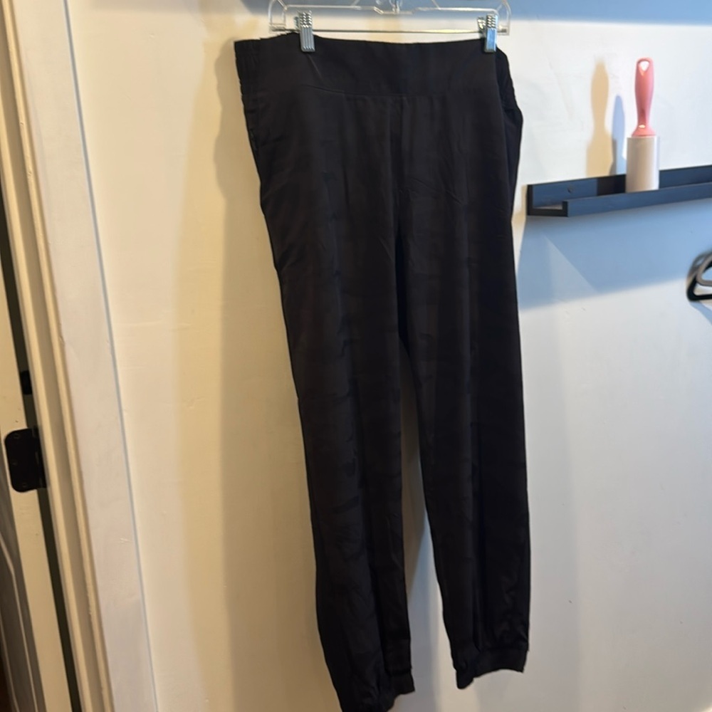 Athleta Brooklyn Camo Jogger 18 like new!